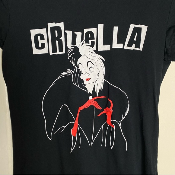 This Fun Cruella graphic Tee Color Black Size Large - Picture 2 of 6